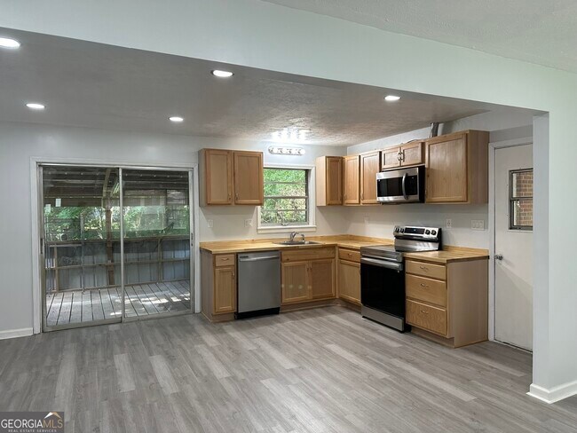 Building Photo - 1009 Pinecrest Dr