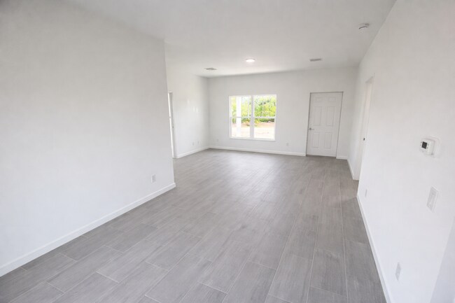 Foto del edificio - STUNNING NEW 3BR/2BA HOME WITH GARAGE -IN PRIME SW LEHIGH ACRES LOCATION