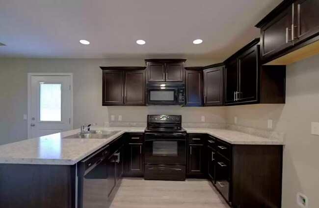 Building Photo - Newer 3 Bedroom Home in Beautiful Republic...