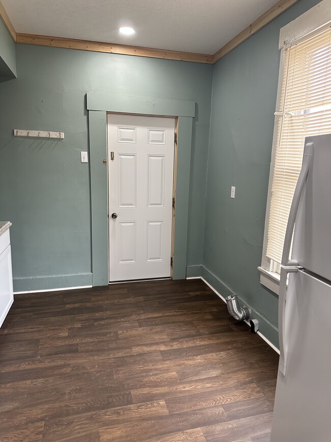 Building Photo - 414 W 7th St