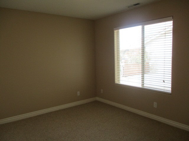 Building Photo - Move-In Discount - 3 Bedroom 2 bath in The Seasons