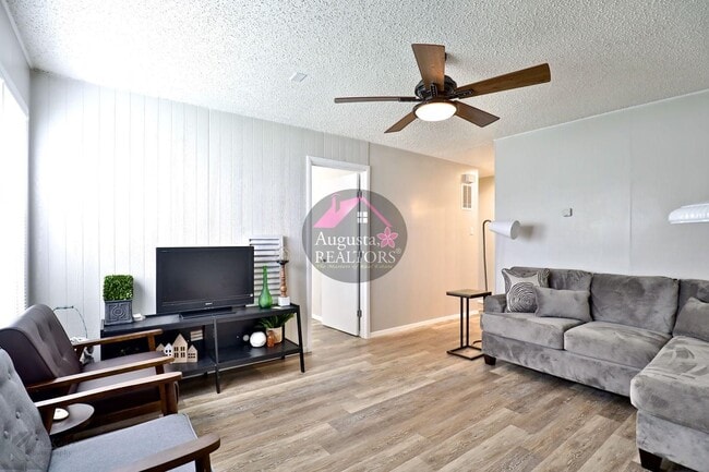 Foto del edificio - 3 Bedroom With Fresh Updates!