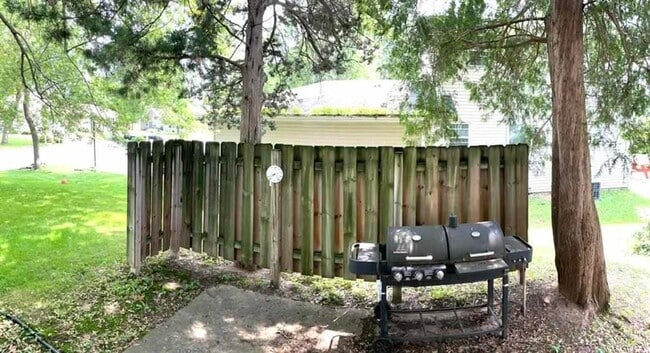 Building Photo - 2 Bed 1.5 Bath Townhome with 2 stall garage.