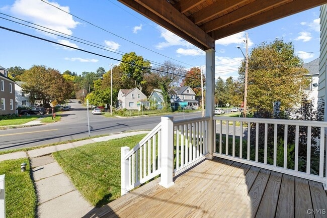 Building Photo - 401 Valley Dr