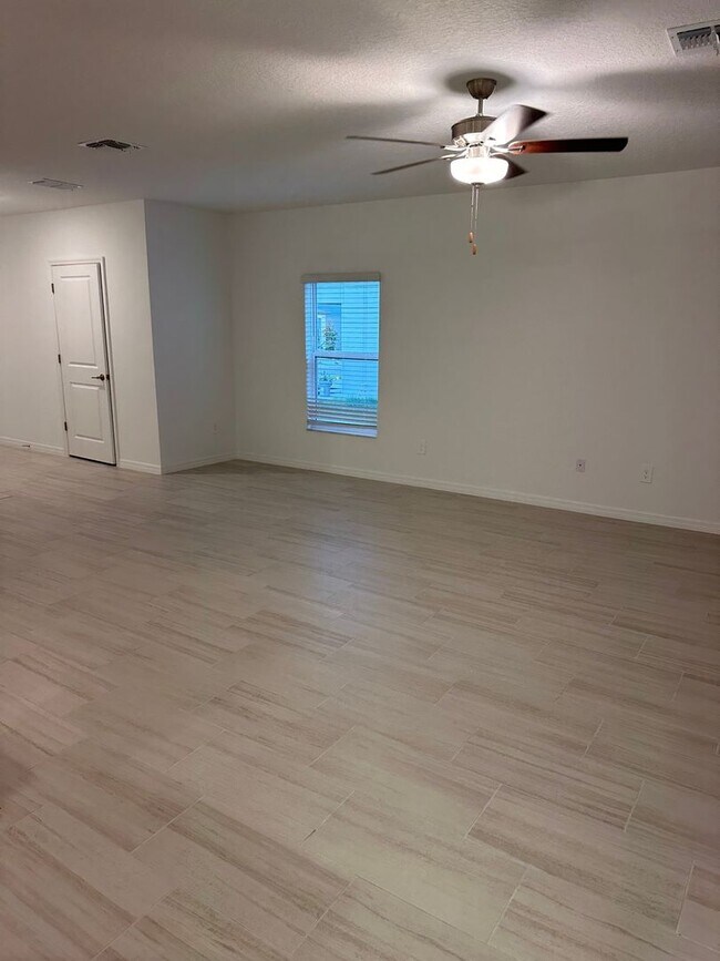 Foto del edificio - 5 Bedroom Single Family Home in Zephyrhills