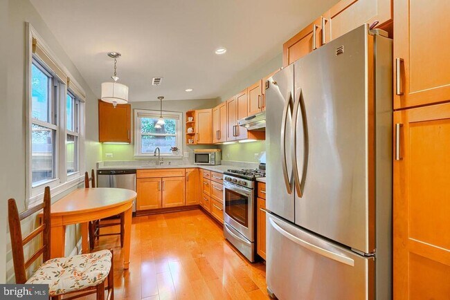 Foto del edificio - 1806 Bank St