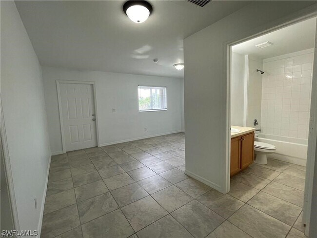 Building Photo - 4610 Golfview Blvd