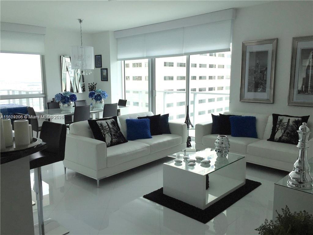 Foto principal - 300 S Biscayne Blvd