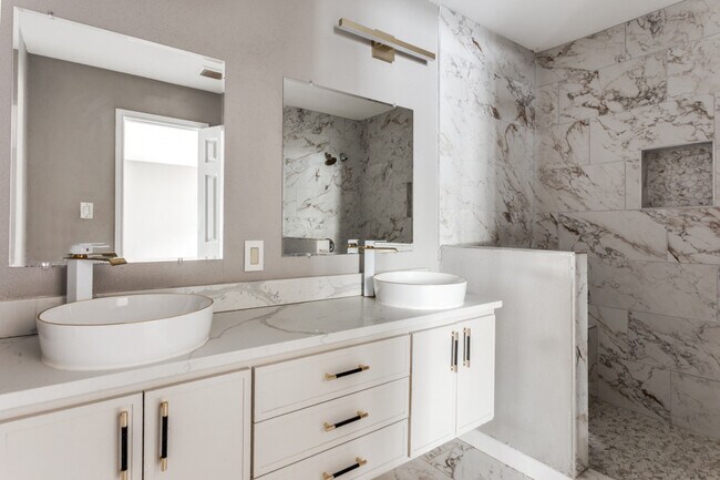 Building Photo - 1612 Woodview Dr