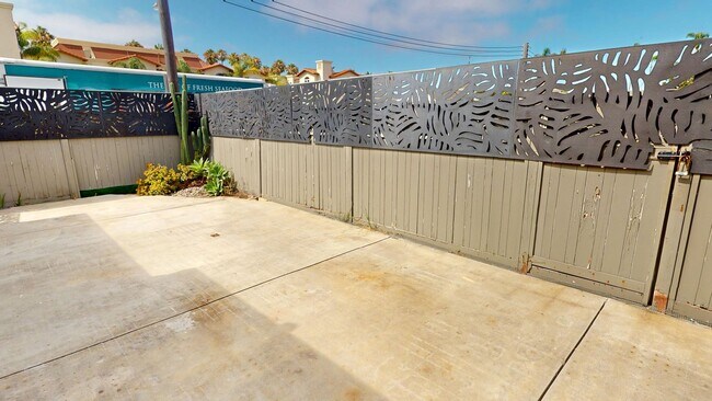 Foto del edificio - Charming Cottage Located In Carlsbad Village / Two Blocks From The Beach!