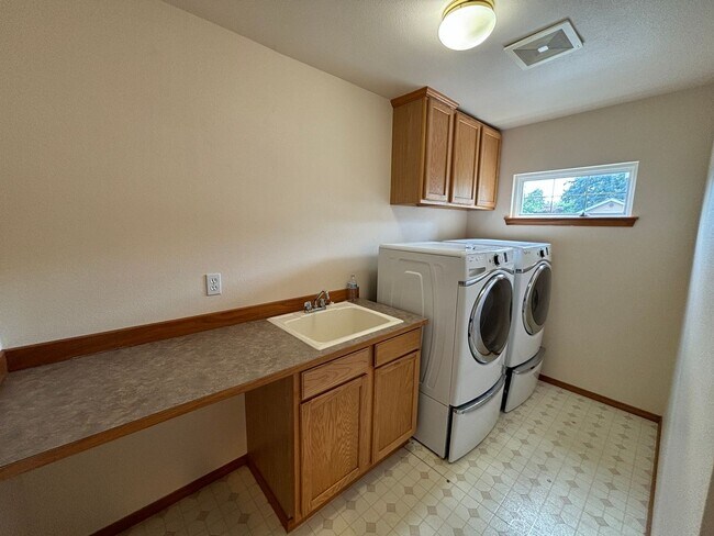 Foto del edificio - Spacious 4-Bedroom Family Home in Creeksid...