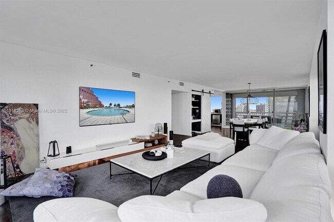 Building Photo - 1541 Brickell Ave