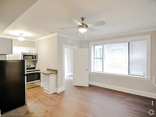 Building Photo - 827 W Lakeside Pl