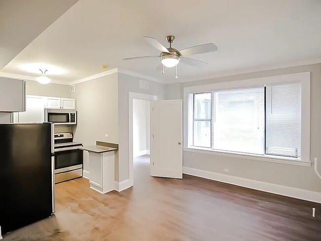 Building Photo - 827 W Lakeside Pl