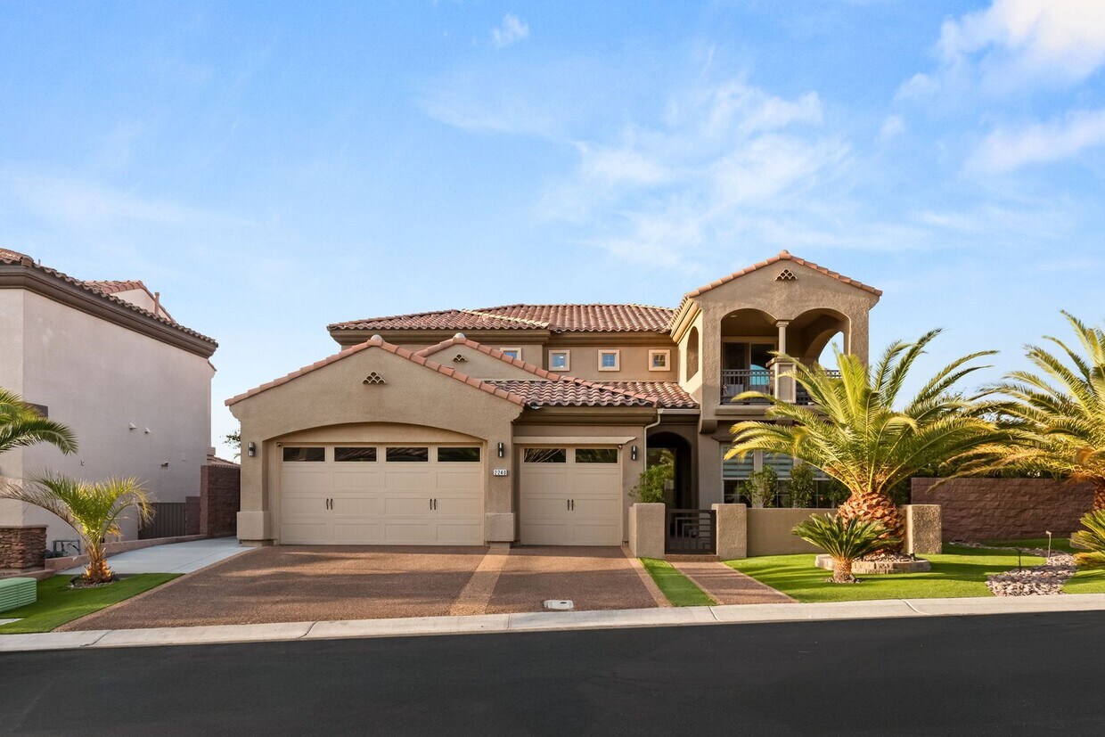 Foto principal - LUXURIOUS 4BEDROOM HOME IN GATED COMMUNITY...