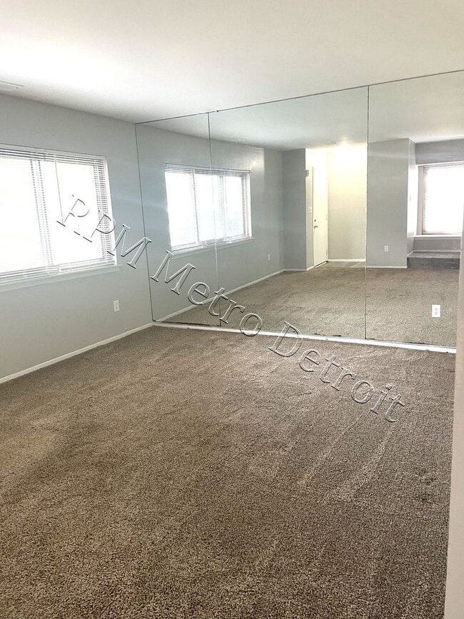 Building Photo - MOVE-IN READY SOUTHFIELD CONDO