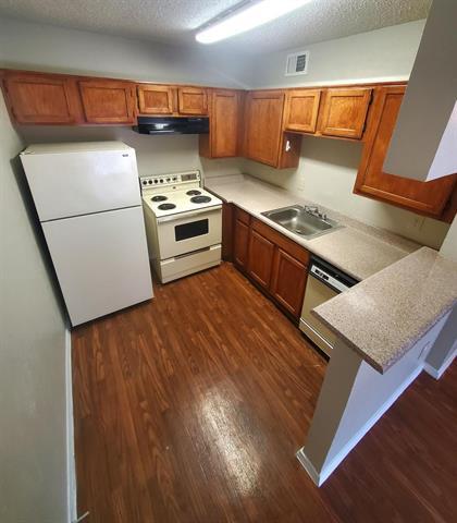 Building Photo - 18333 Roehampton Dr