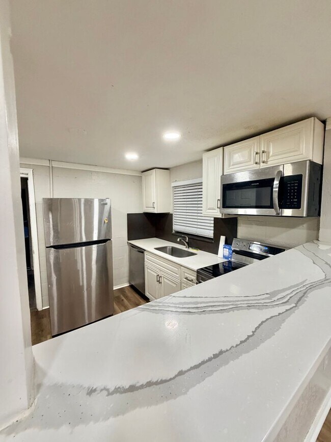 Foto del edificio - Super Cute 3/1 Walking Distance to High School and Downtown!