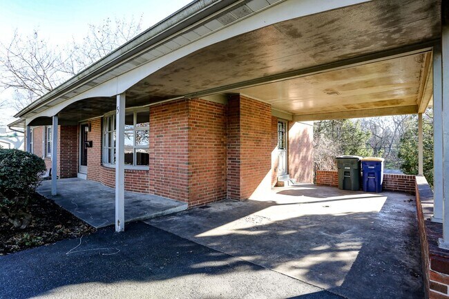 Building Photo - 3 bed 2 1/2 bath in Camp Hill