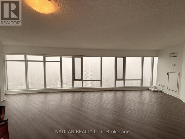 Photo du bâtiment - 210 Victoria St