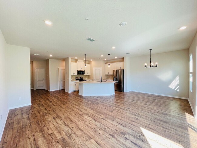 Building Photo - Available to move-in October 30th! Luxury ...