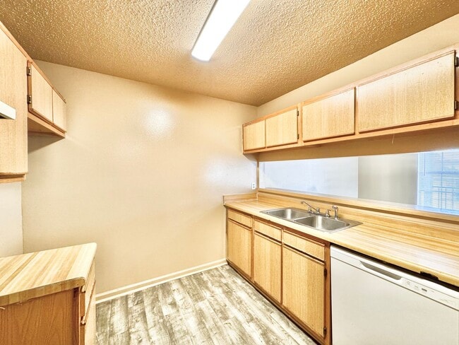 Foto del edificio - Three Bedroom Apartment with Spacious Dining and Living Area
