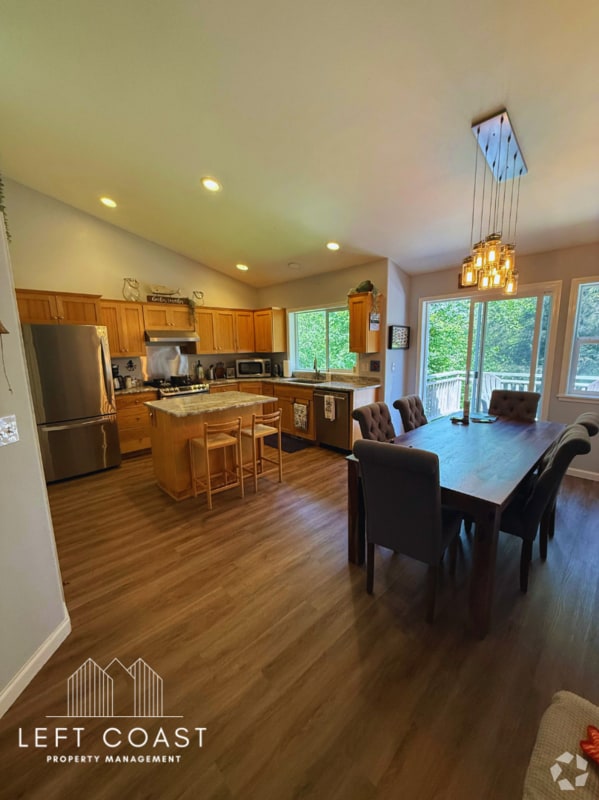 Building Photo - 6106 NE Oar Dr