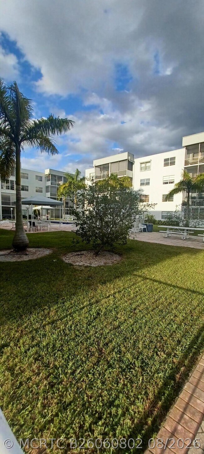 Building Photo - 121 Sunrise Lakes Dr E