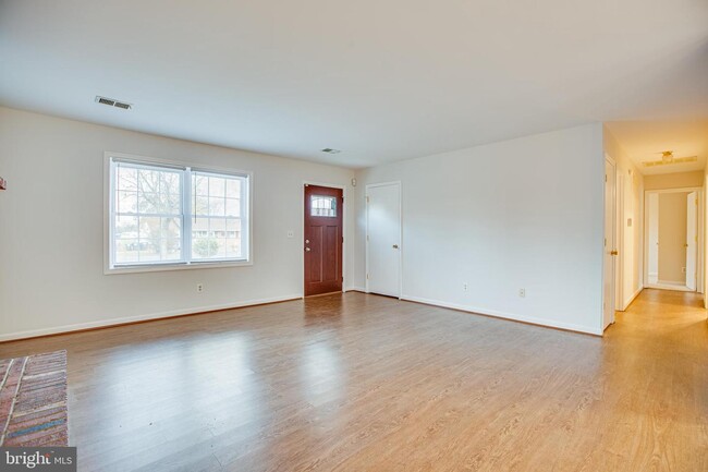 Building Photo - 907 Eastern View Dr