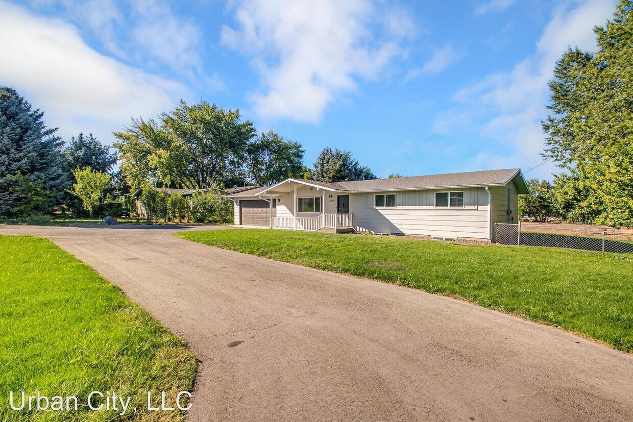 Primary Photo - 5 br, 3 bath House - 1360 W Victory Rd