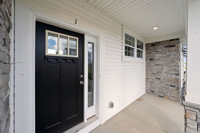 Building Photo - *Beautiful & Spacious 5BD/5BA Single-Famil...