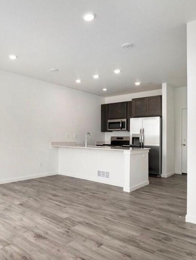 Foto del edificio - Efficient & Modern 2024-Built Townhome | Timnath | Available August 1st