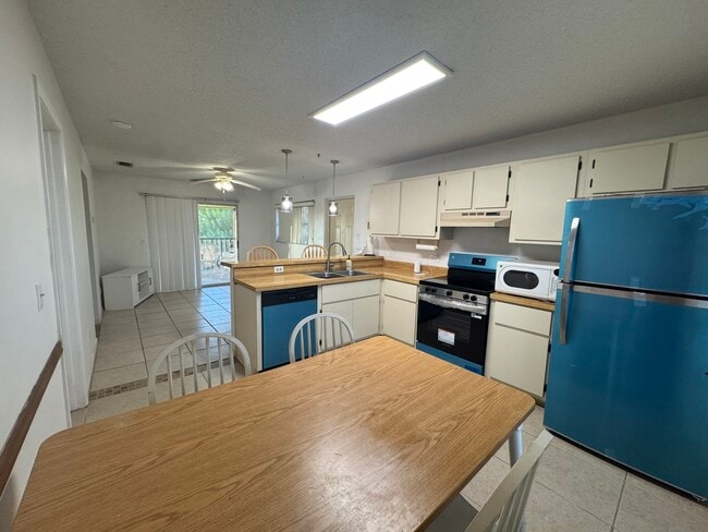 Kitchen - 21600 Widgeon Ter