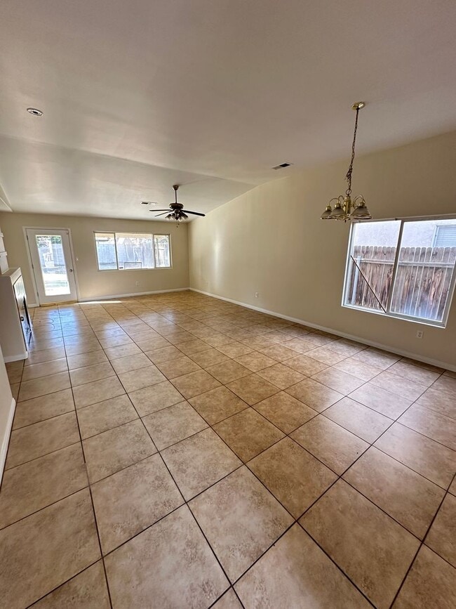 Foto del edificio - Charming 3-Bed, 2-Bath Home for Rent in Bakersfield, CA!