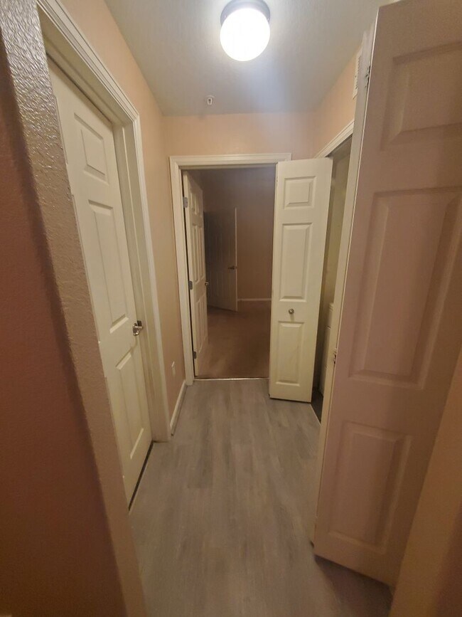 Building Photo - Spacious 2B/2B Main Level Condo With Garage NOW AVAILABLE