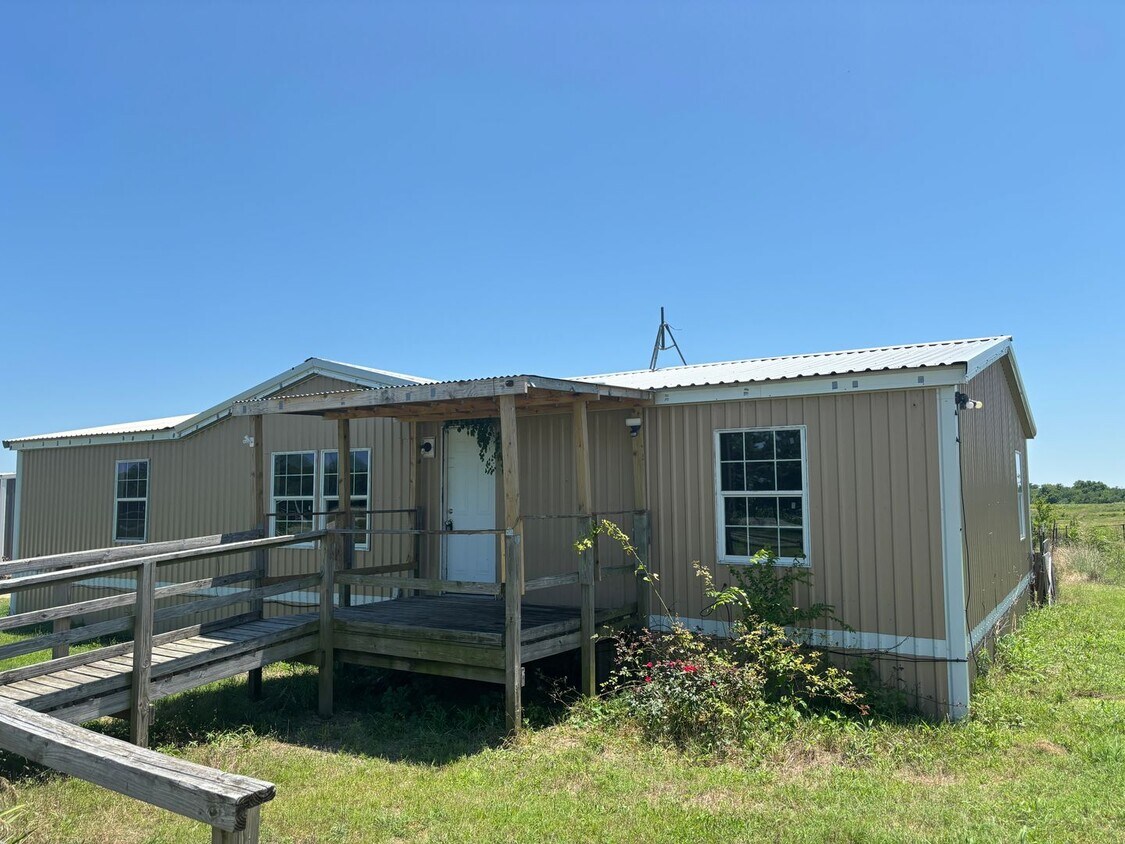 Primary Photo - 3/2 On Large Lot on Highway 11!