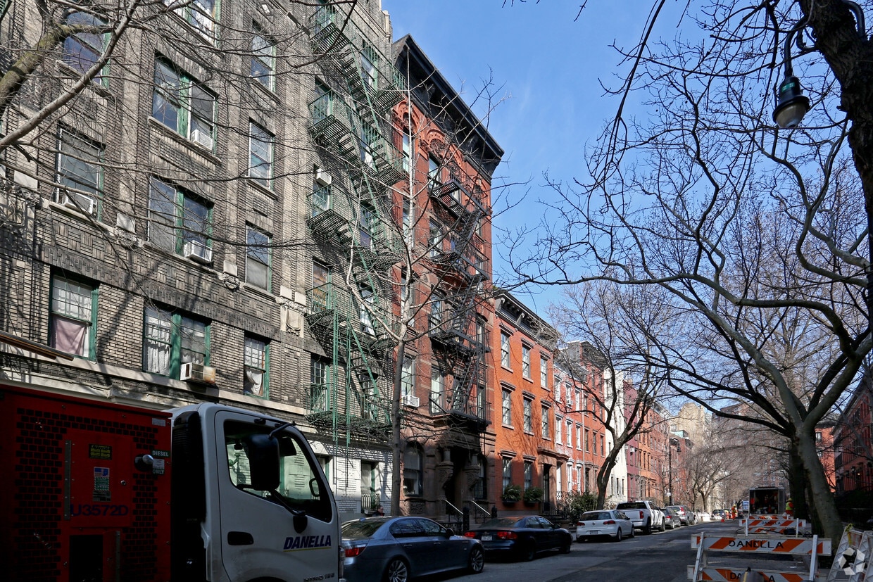 Building Photo - 31 Bank St