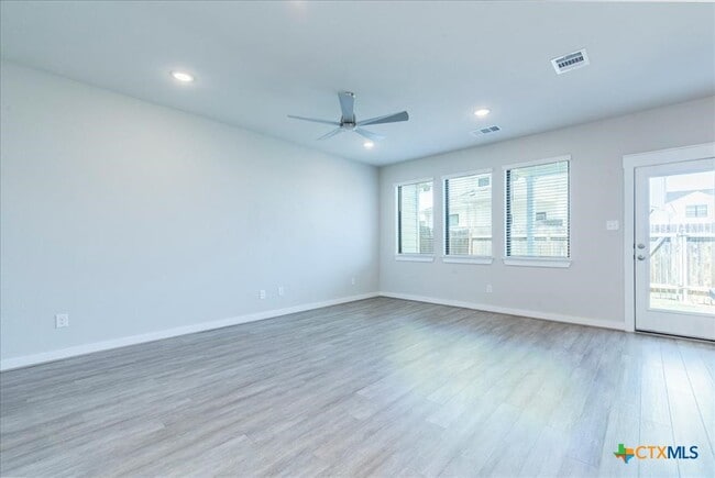 Foto del edificio - 496 Fieldwood Dr