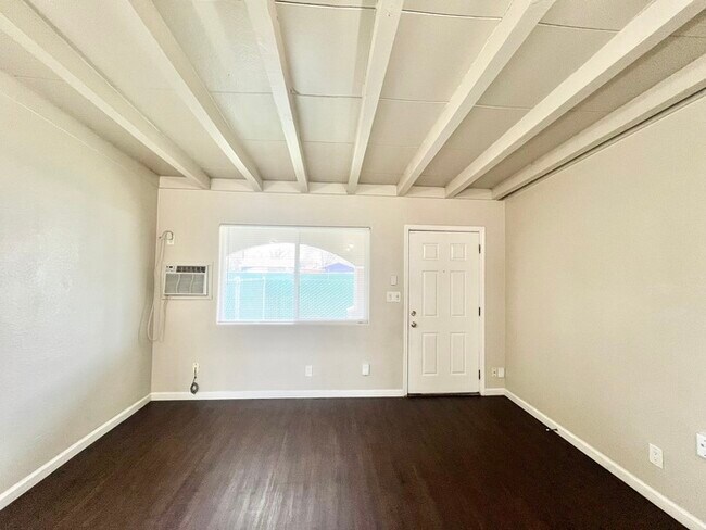 Foto del edificio - 2/1 Duplex in Sacramento! 2822 Del Paso Blvd.