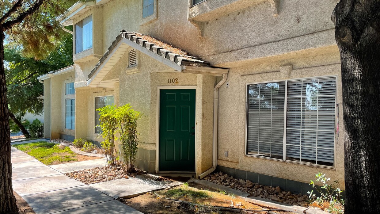 Foto principal - Great 3 Bedroom, 2.5 Bath townhome in the ...