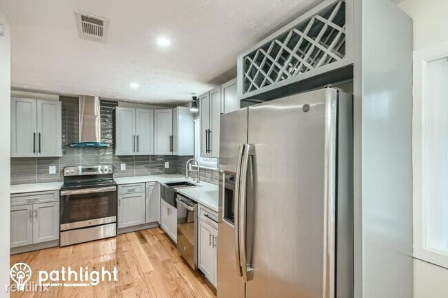 Foto del edificio - 5 br, 2 bath House - 3195 Beaver Drive UNIT