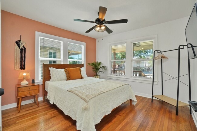 Building Photo - Gorgeous 3 bedroom, 2 bath house in the he...