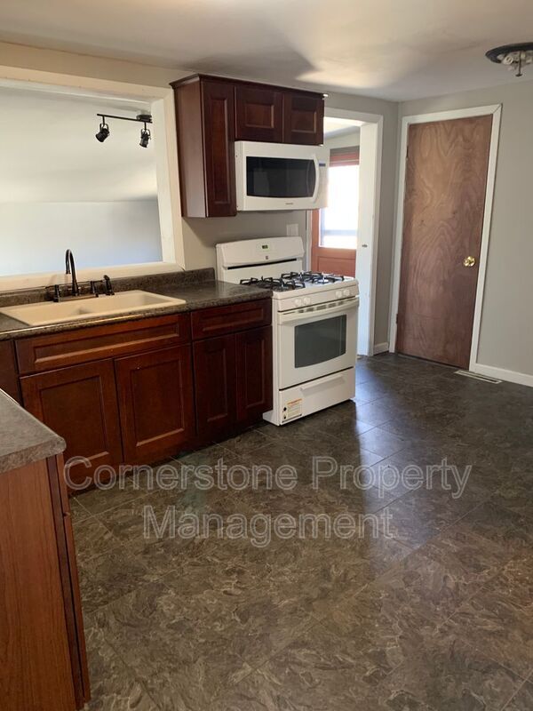 Building Photo - 633 Maple Ave