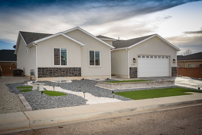 Building Photo - Beautiful Custom Home !