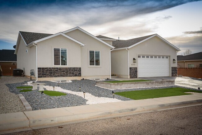 Foto del edificio - Beautiful Custom Home !