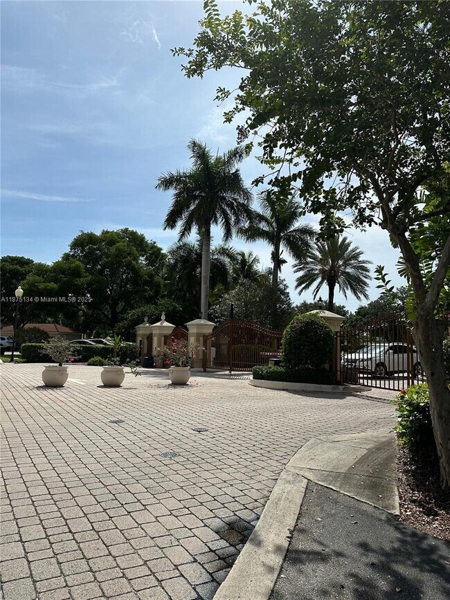 Foto del edificio - 911 Villa Cir