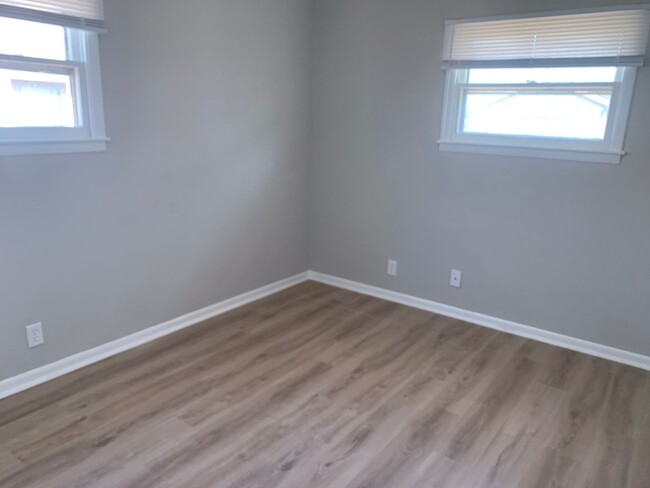 Building Photo - $1095 - 3 bedroom / 1 bathroom - Single Fa...