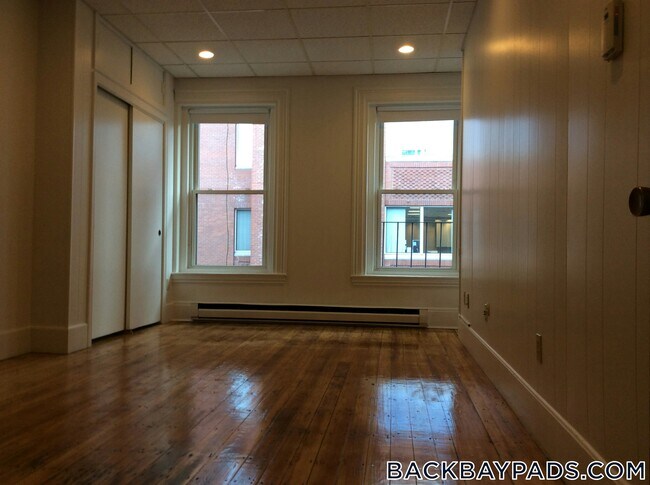 Foto del edificio - 272 Newbury St
