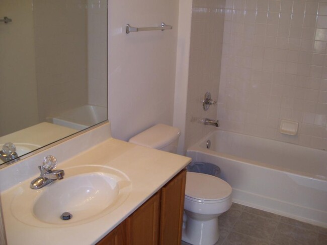 Foto del edificio - 2 bedroom in Naperville IL 60564