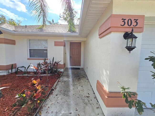 Foto del edificio - 3 Bedroom, 2 Bath Home with Yard - Palmetto